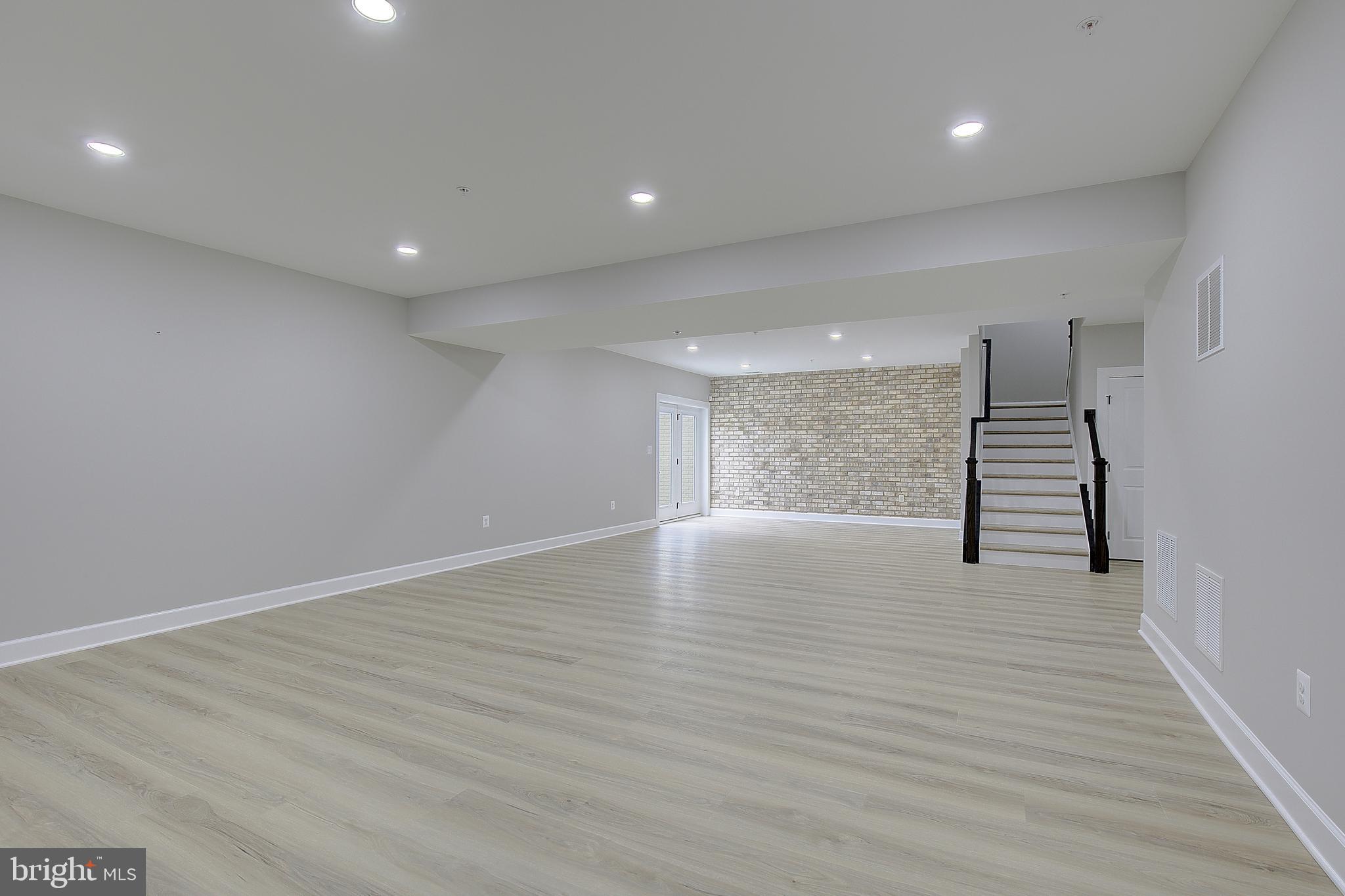 SOUTH LAKE - Residential