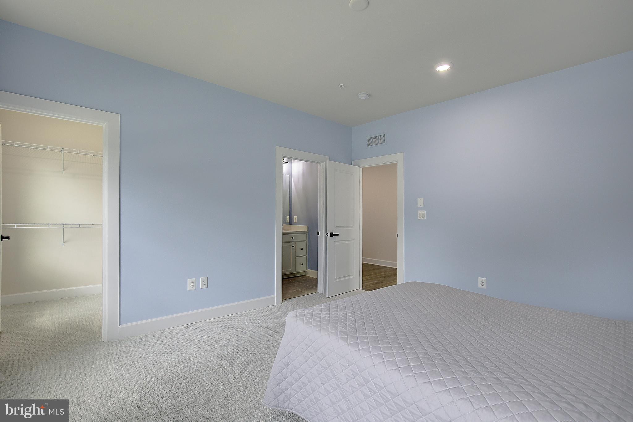 SOUTH LAKE - Residential