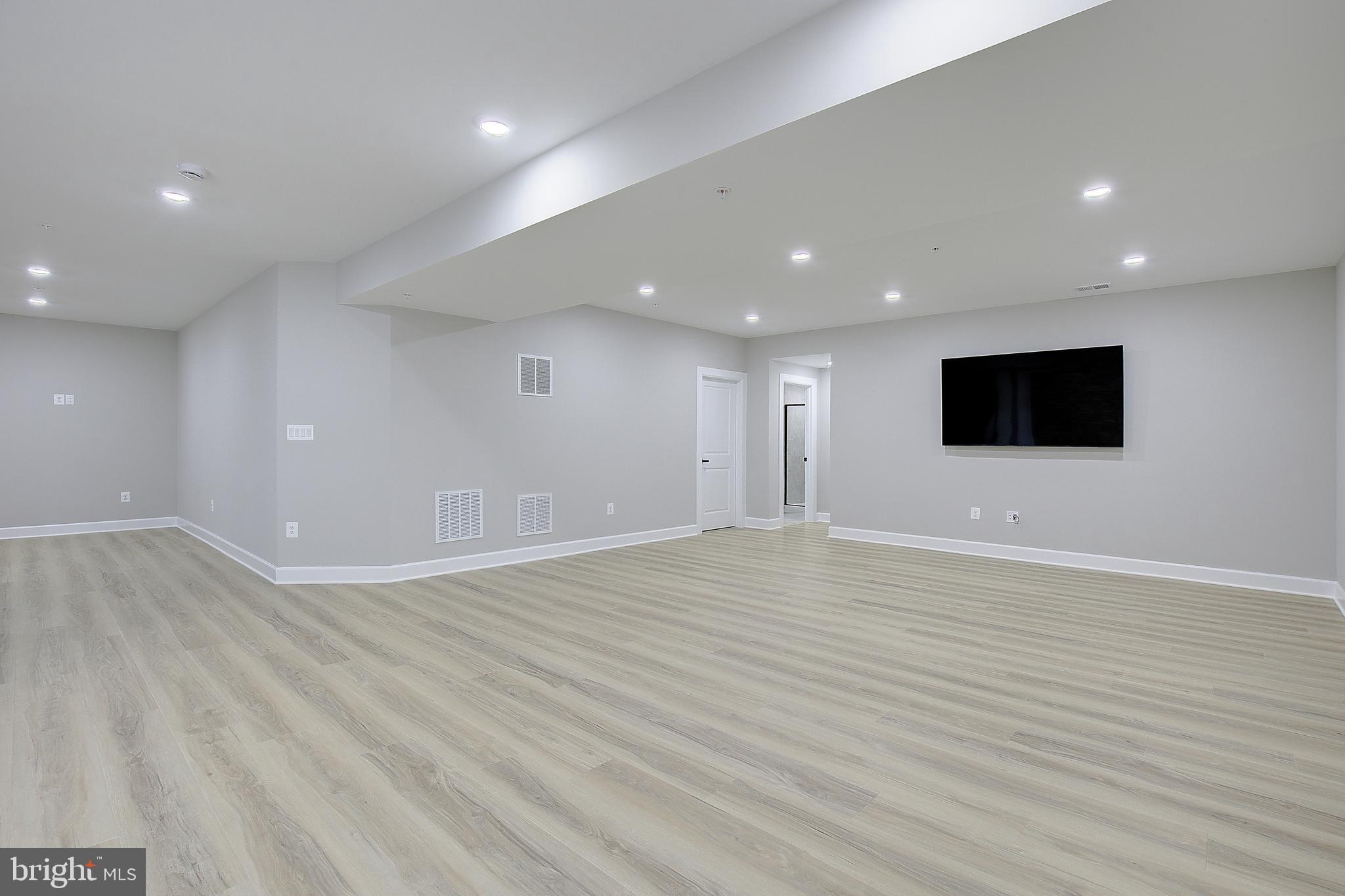 SOUTH LAKE - Residential