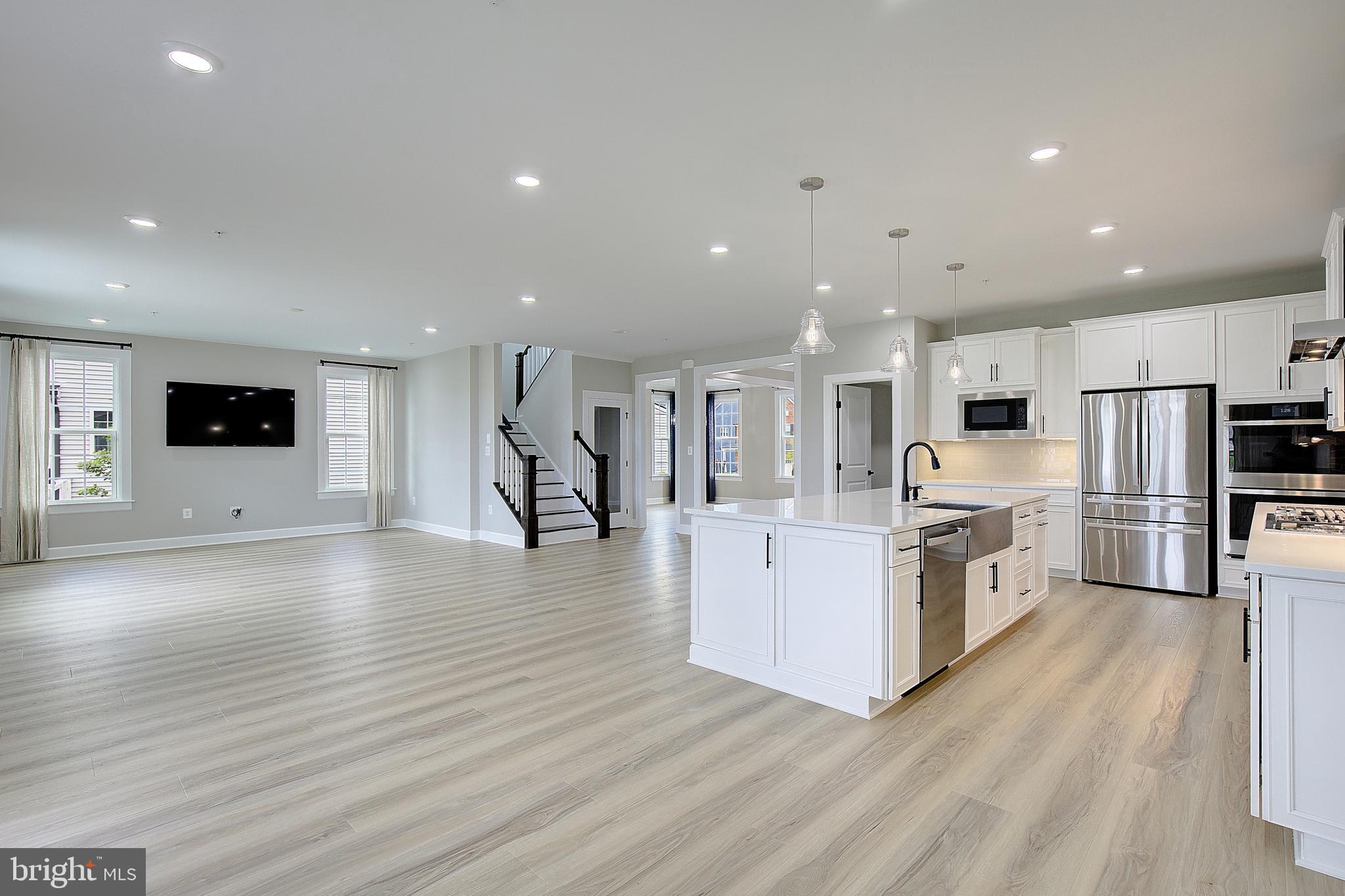 SOUTH LAKE - Residential