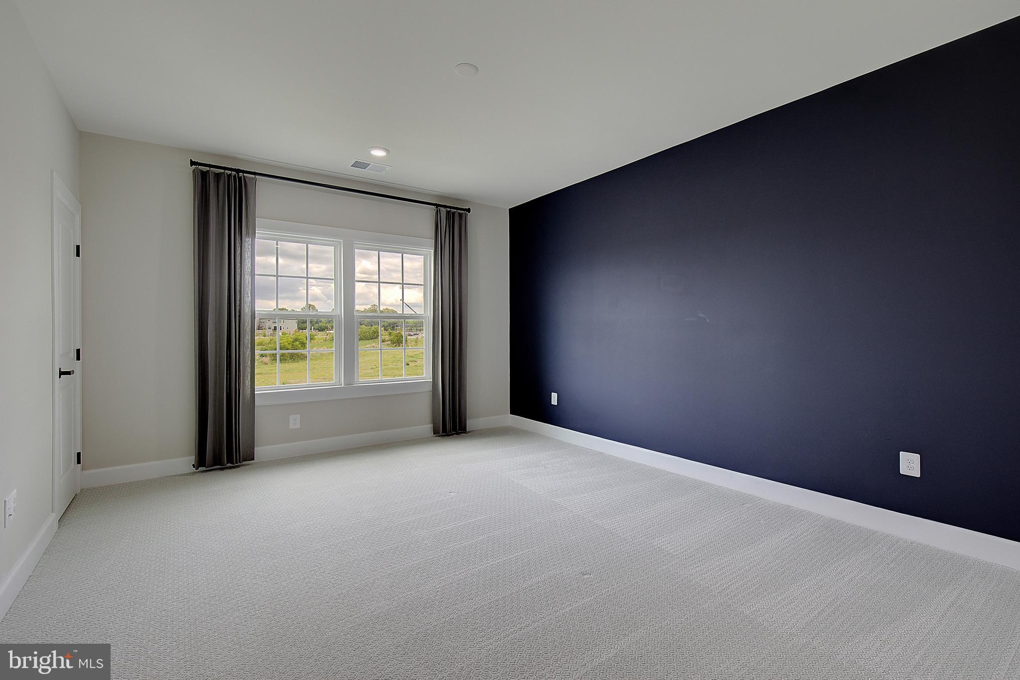 SOUTH LAKE - Residential