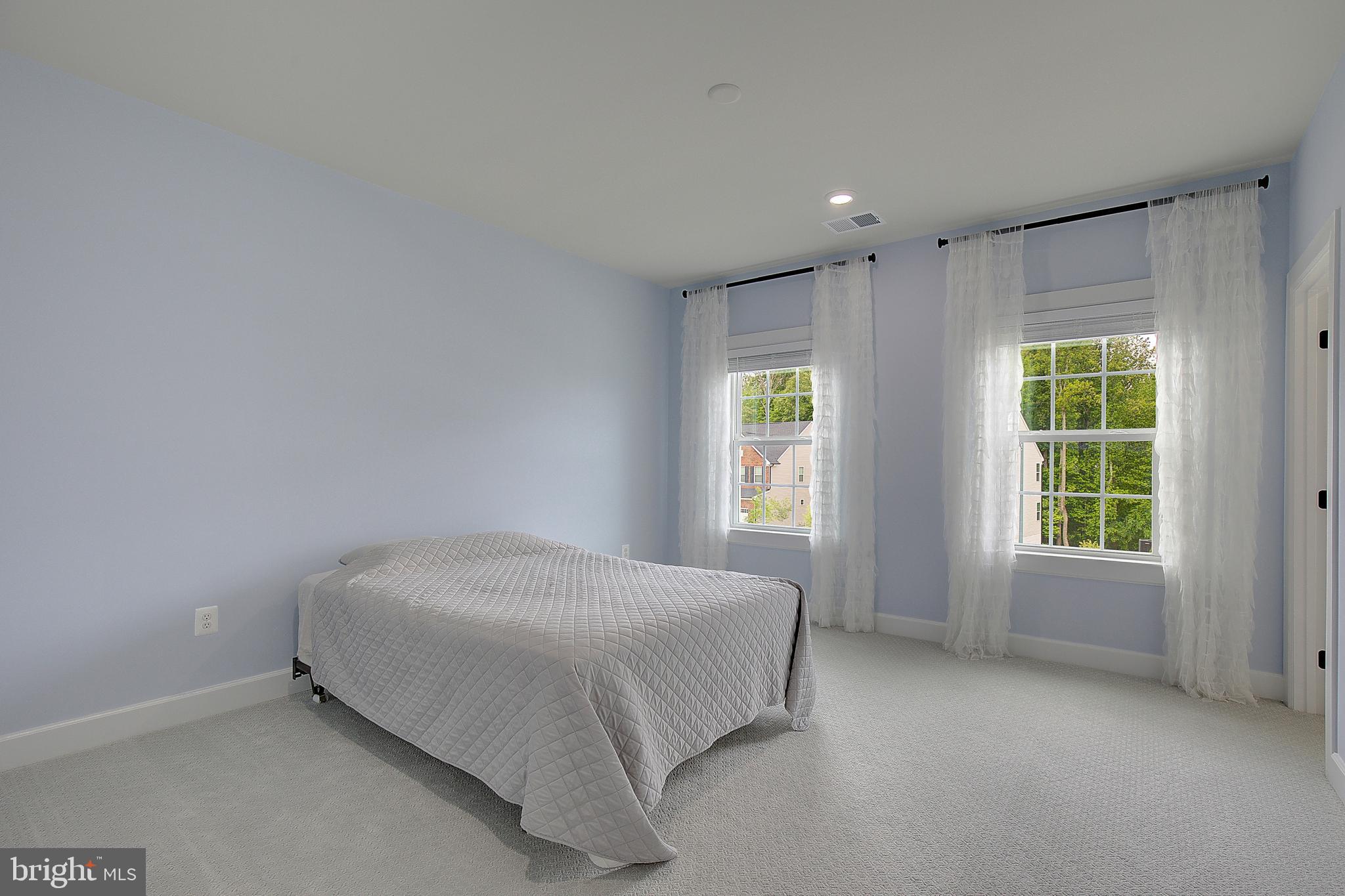SOUTH LAKE - Residential