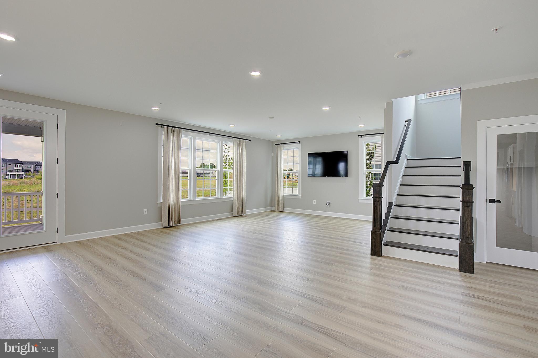 SOUTH LAKE - Residential