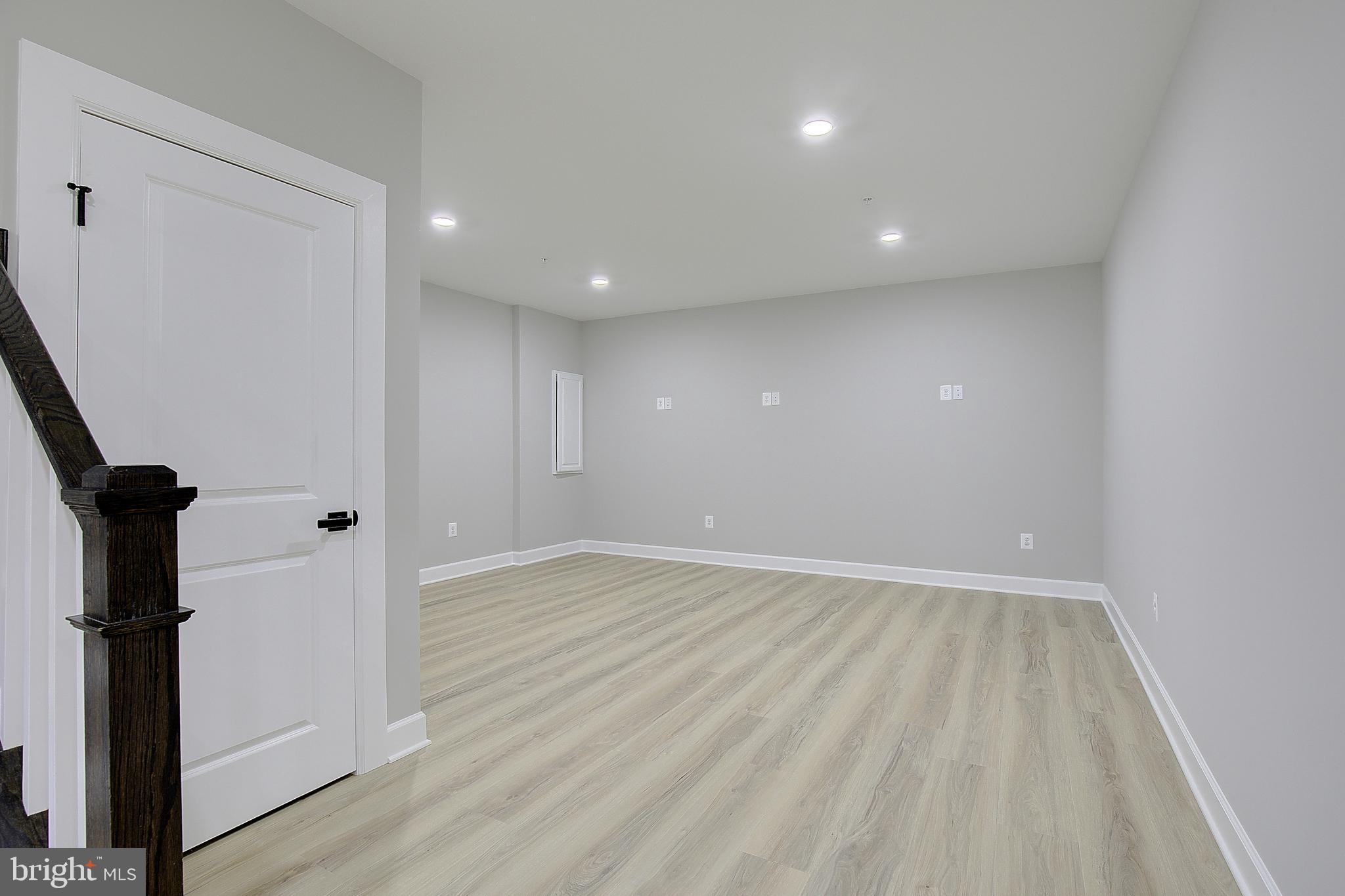 SOUTH LAKE - Residential
