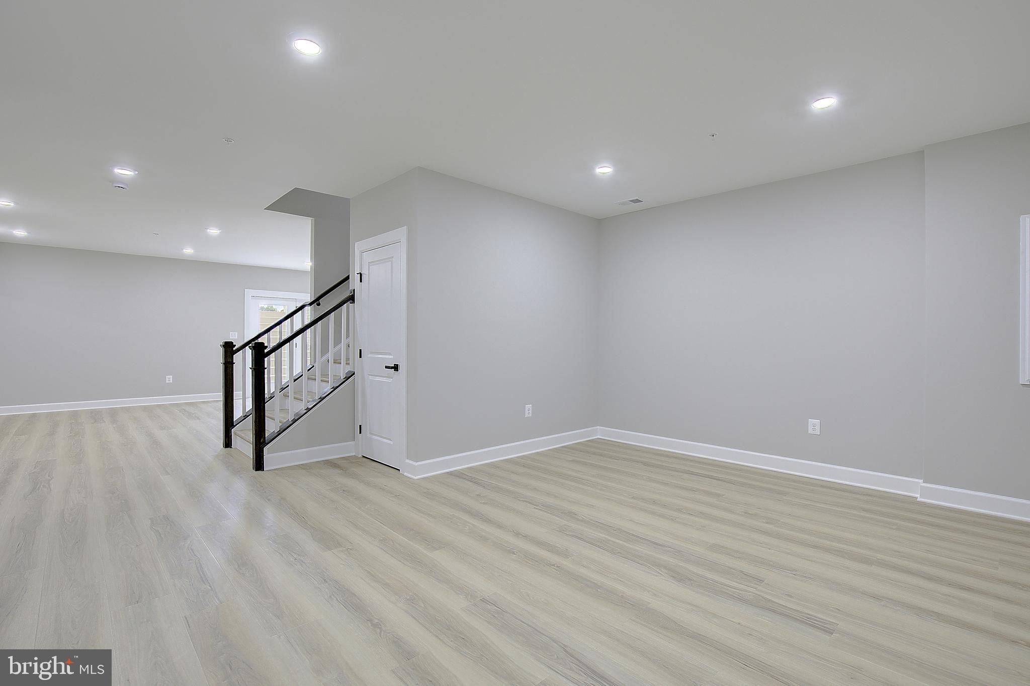 SOUTH LAKE - Residential