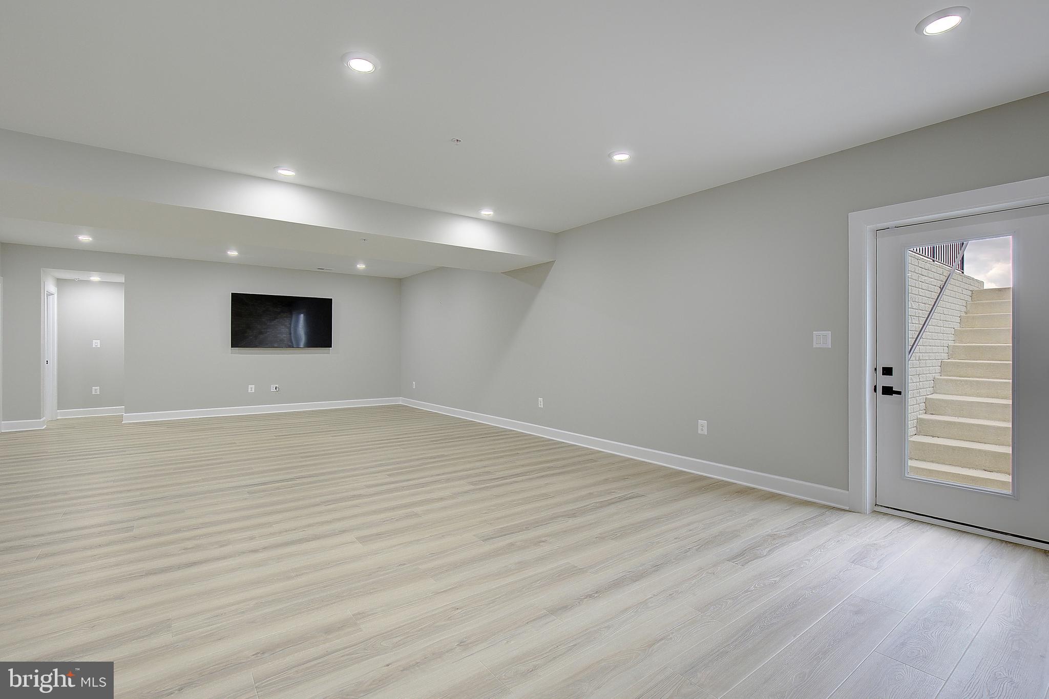 SOUTH LAKE - Residential