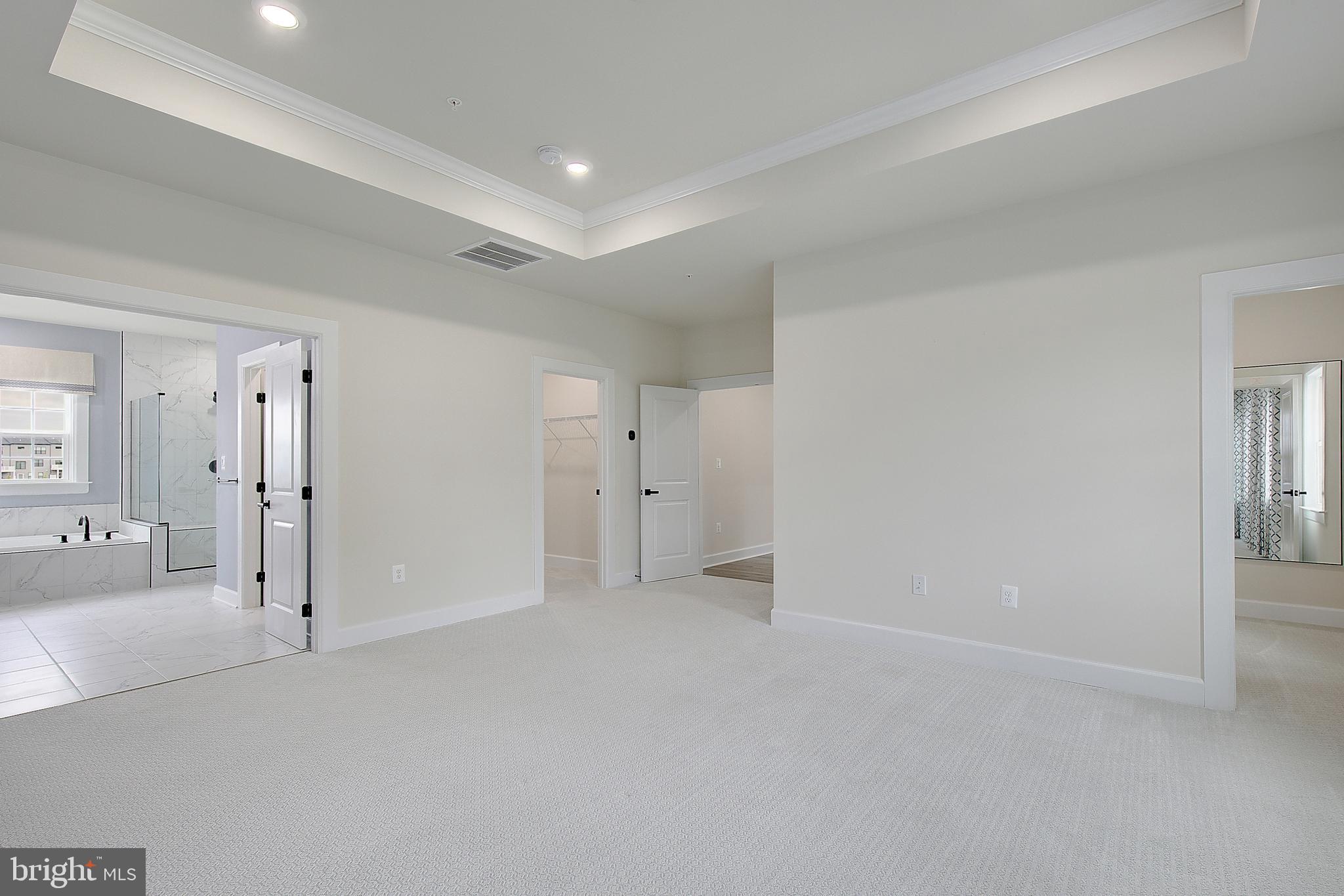 SOUTH LAKE - Residential