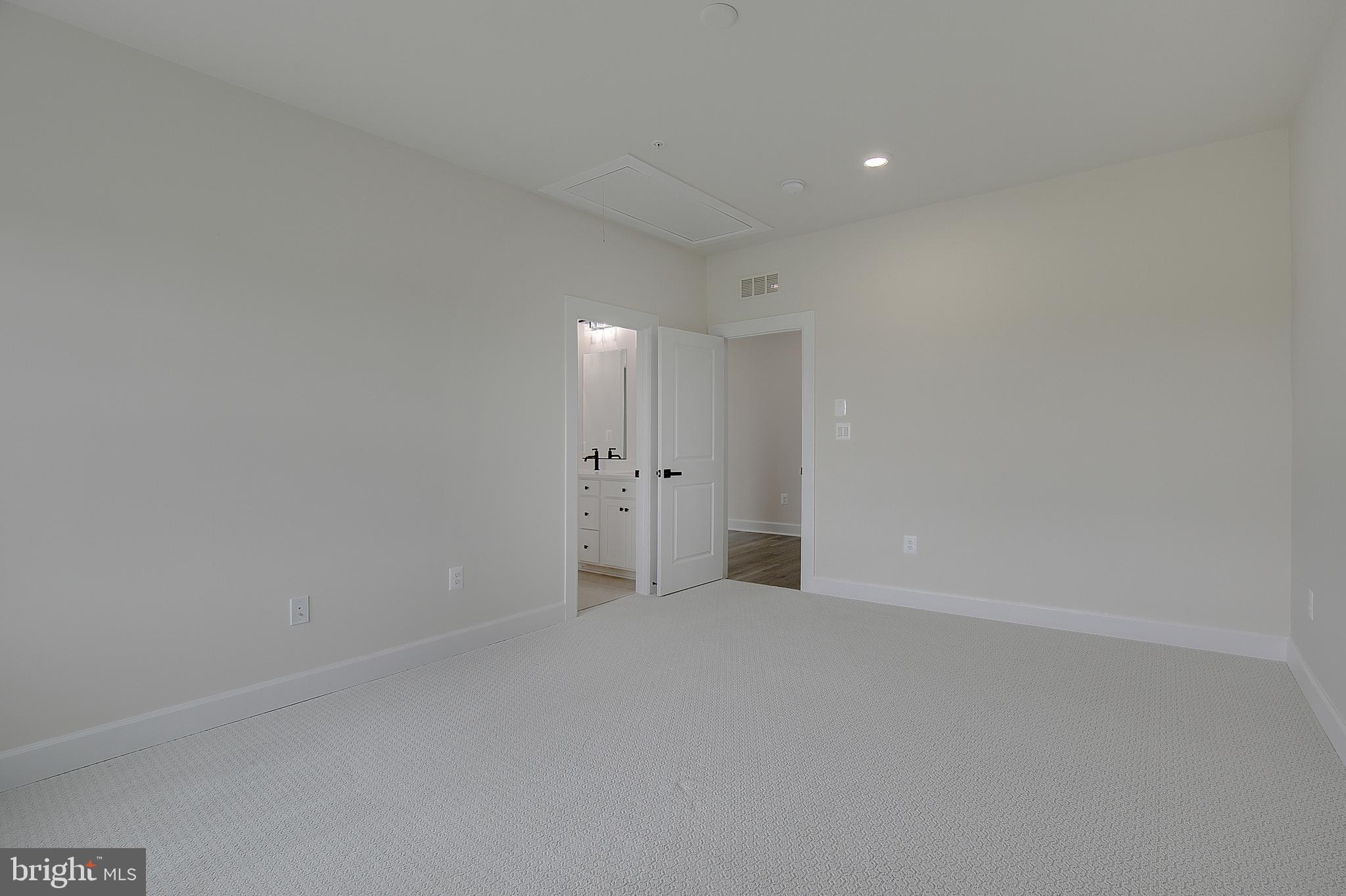 SOUTH LAKE - Residential