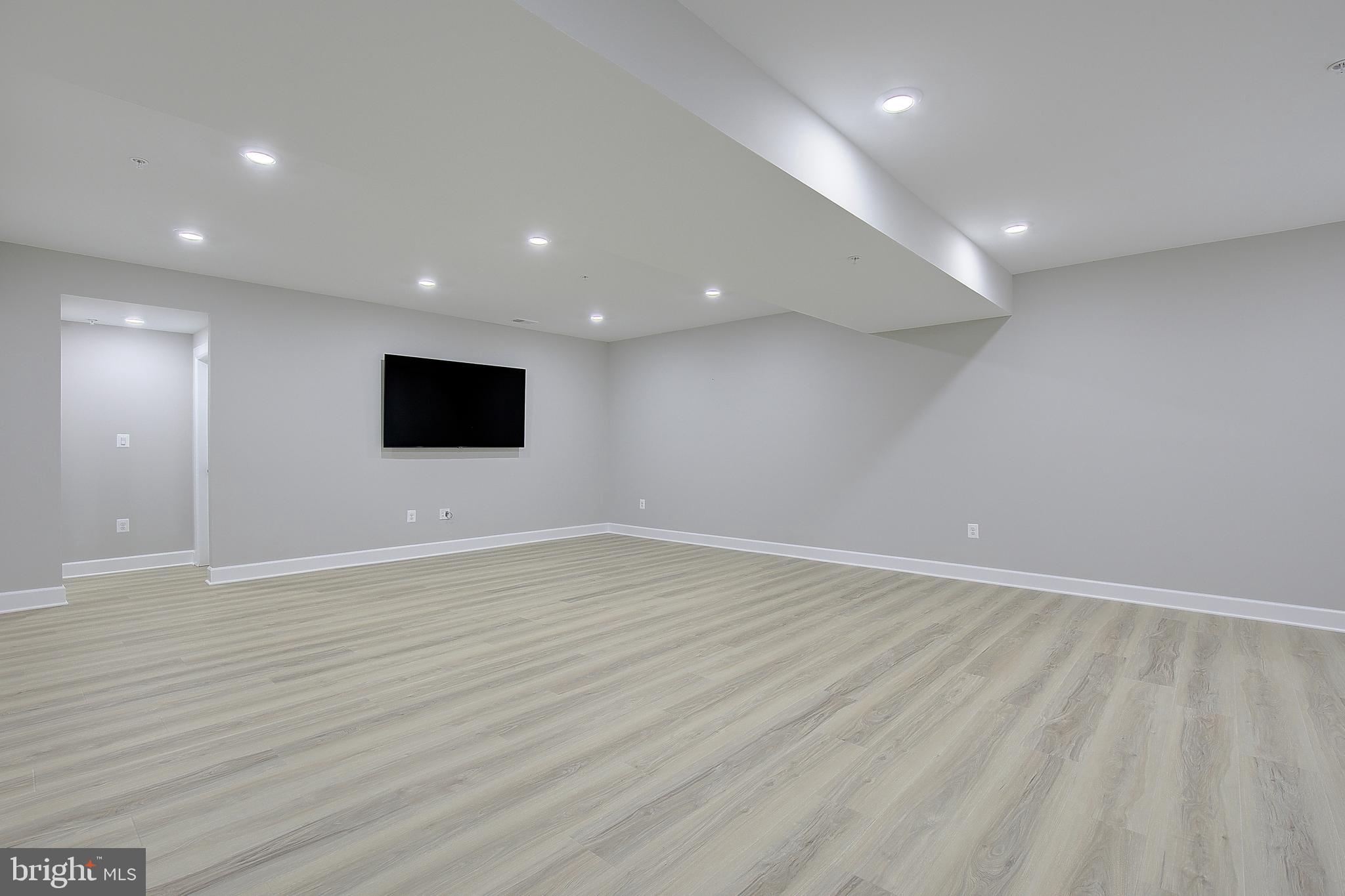 SOUTH LAKE - Residential