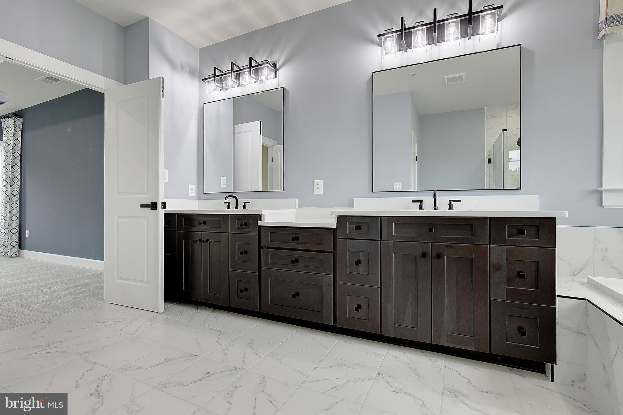 SOUTH LAKE - Residential