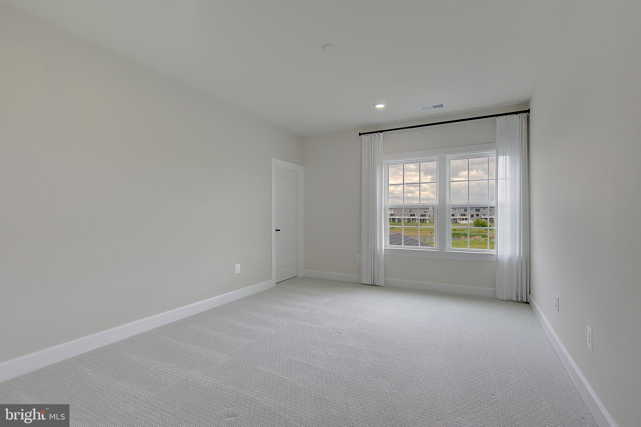 SOUTH LAKE - Residential
