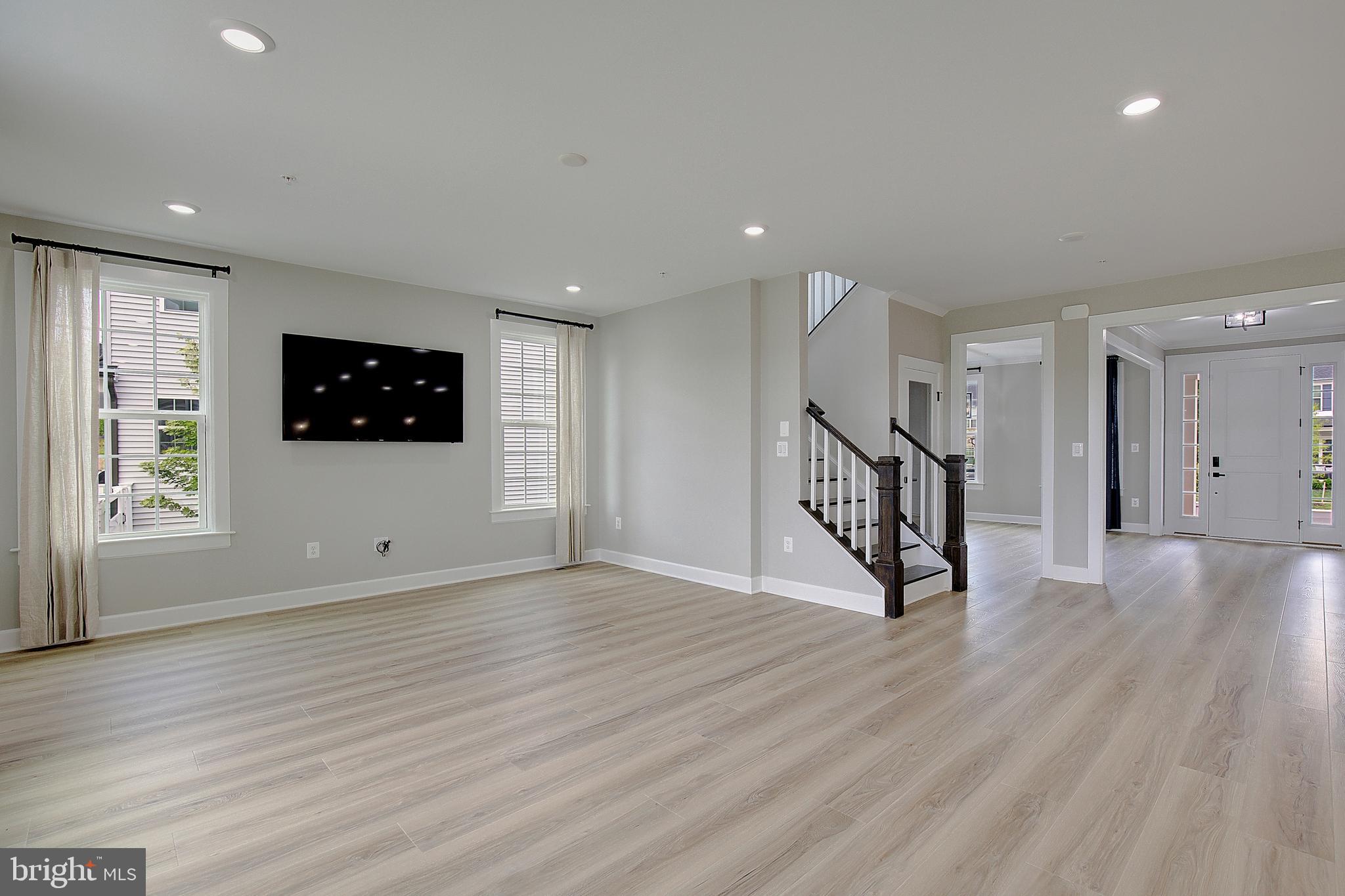 SOUTH LAKE - Residential