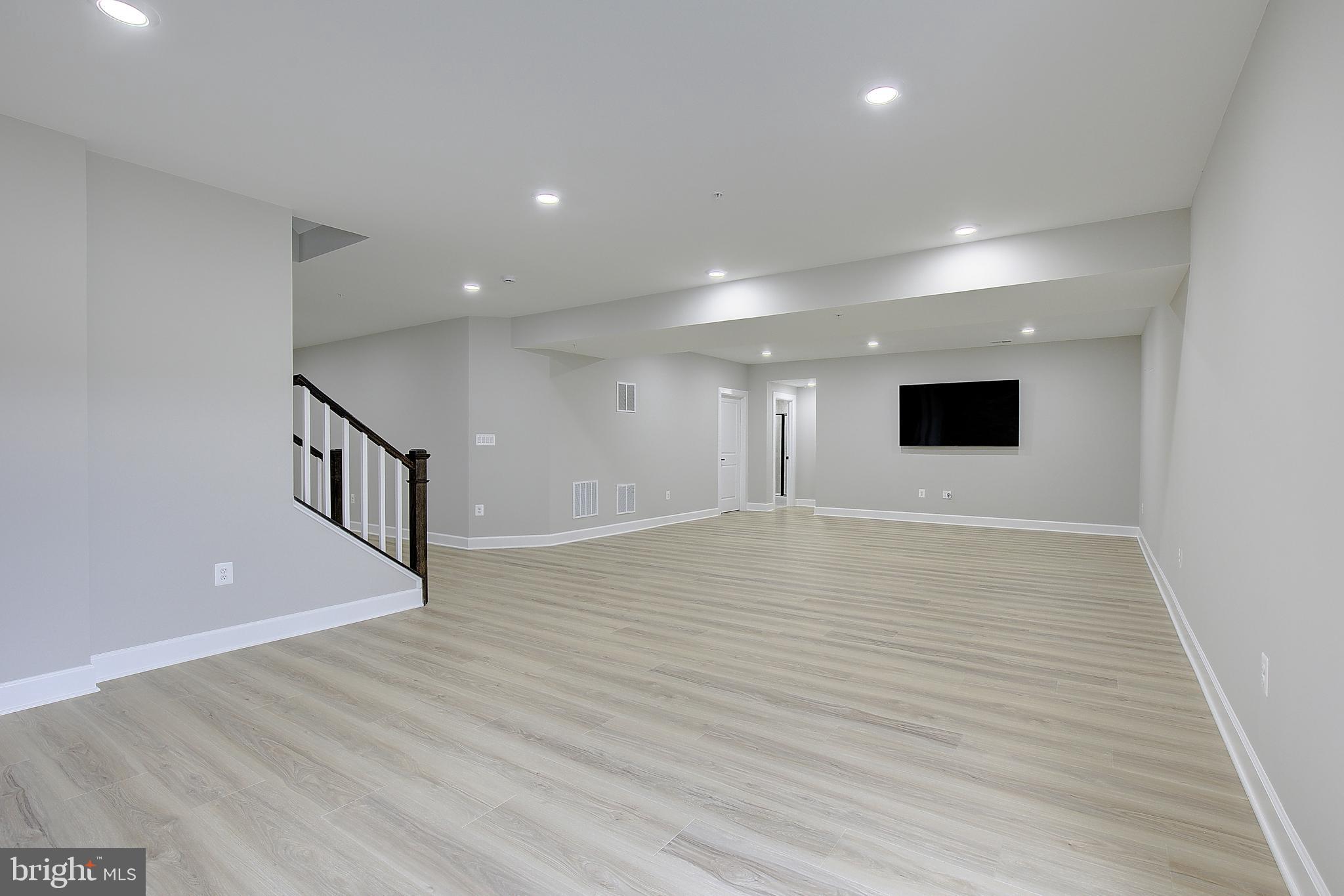 SOUTH LAKE - Residential