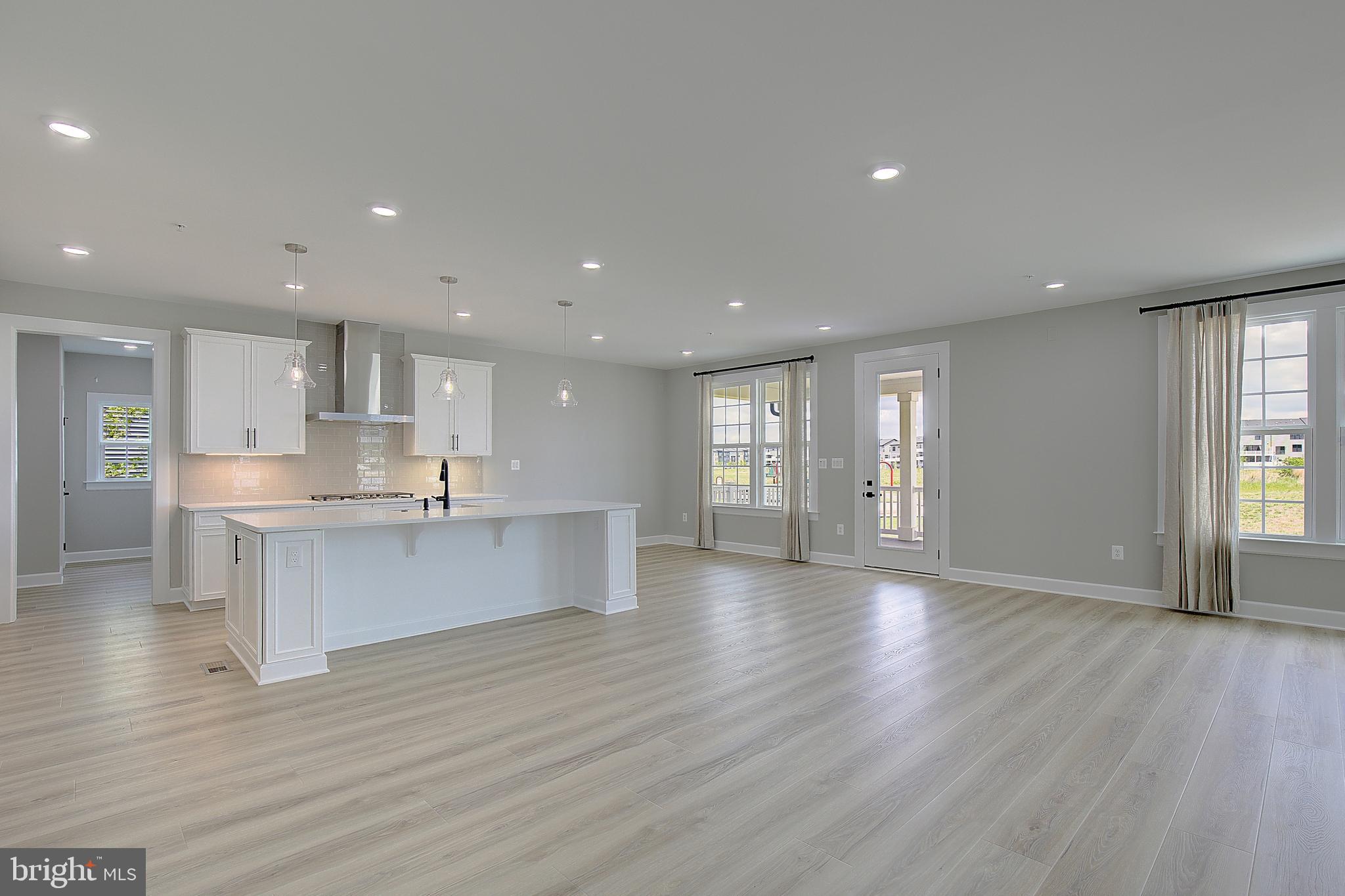 SOUTH LAKE - Residential