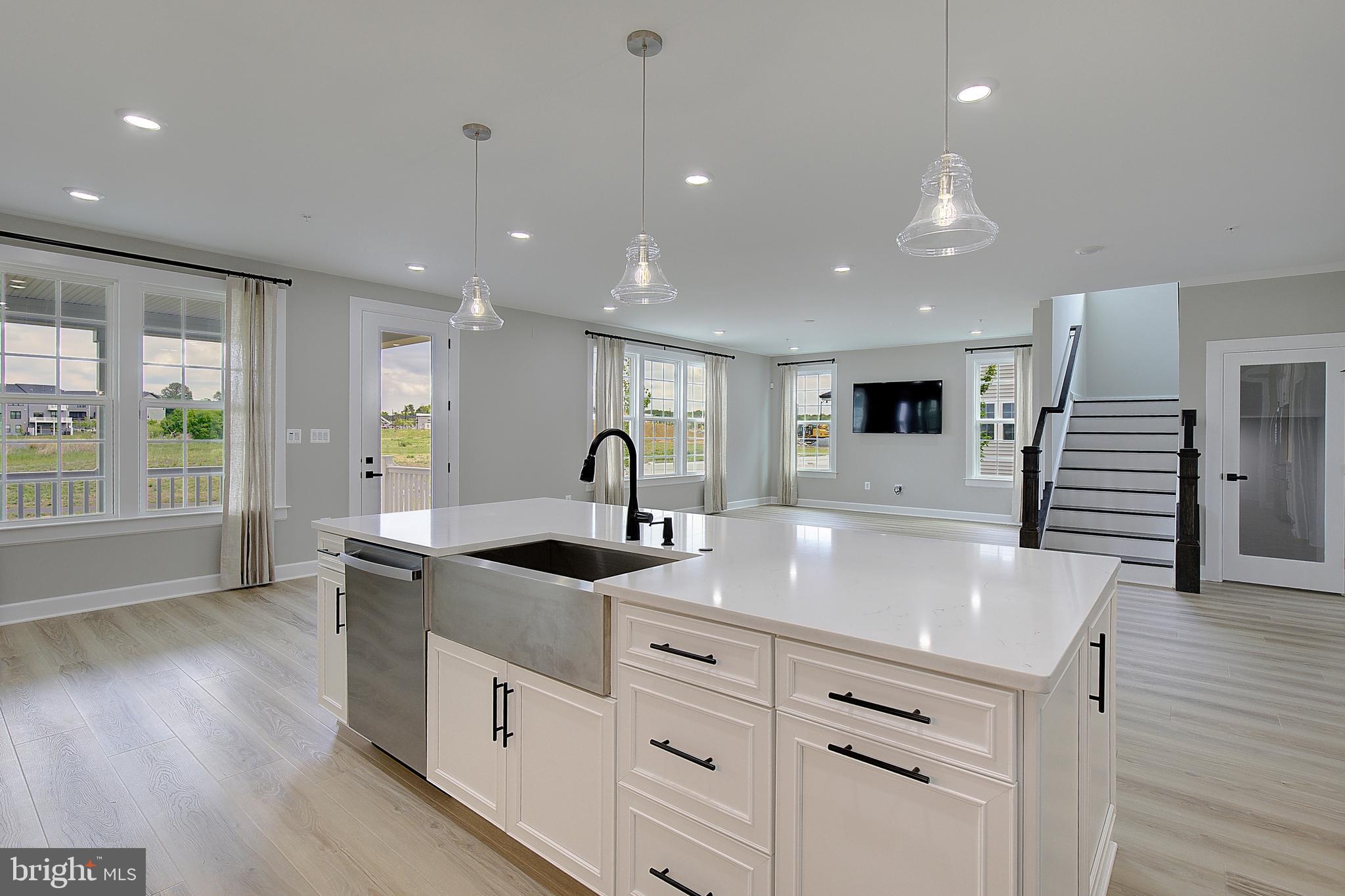 SOUTH LAKE - Residential