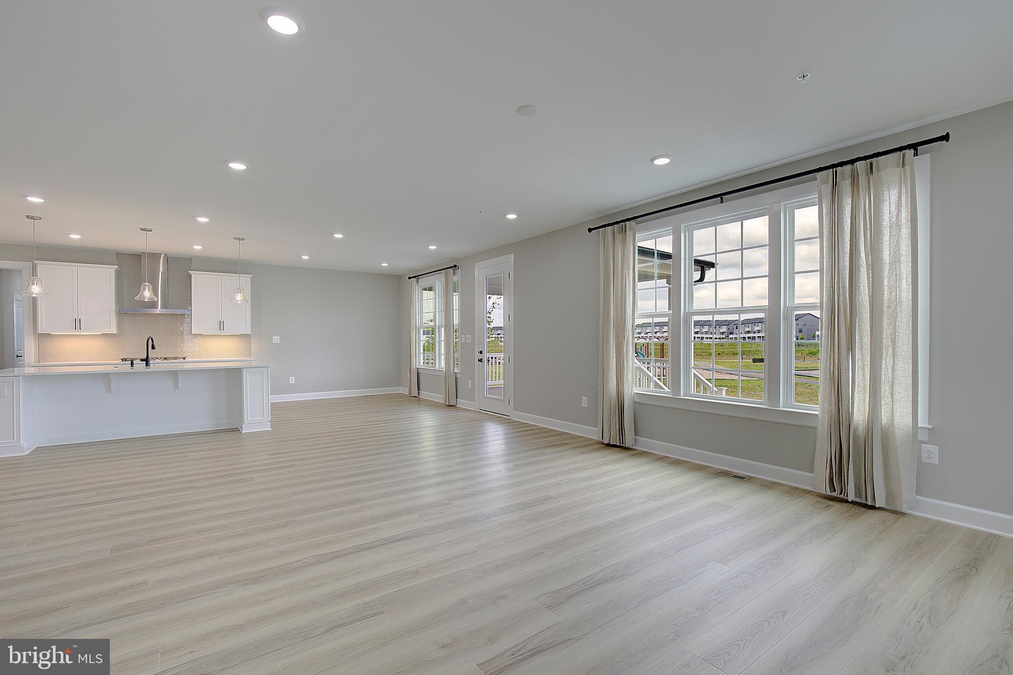 SOUTH LAKE - Residential