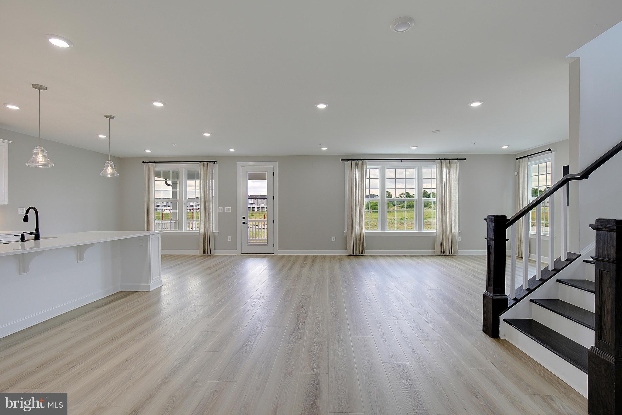 SOUTH LAKE - Residential