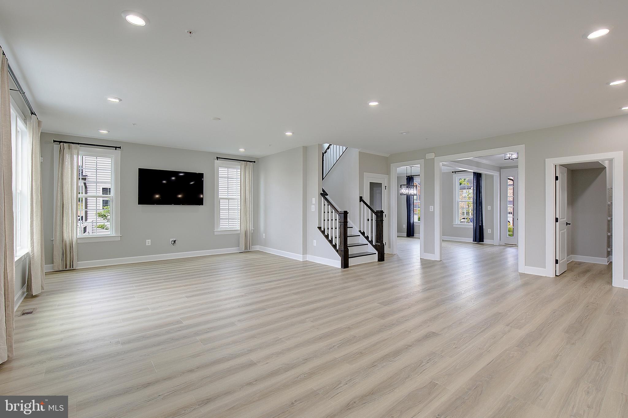 SOUTH LAKE - Residential