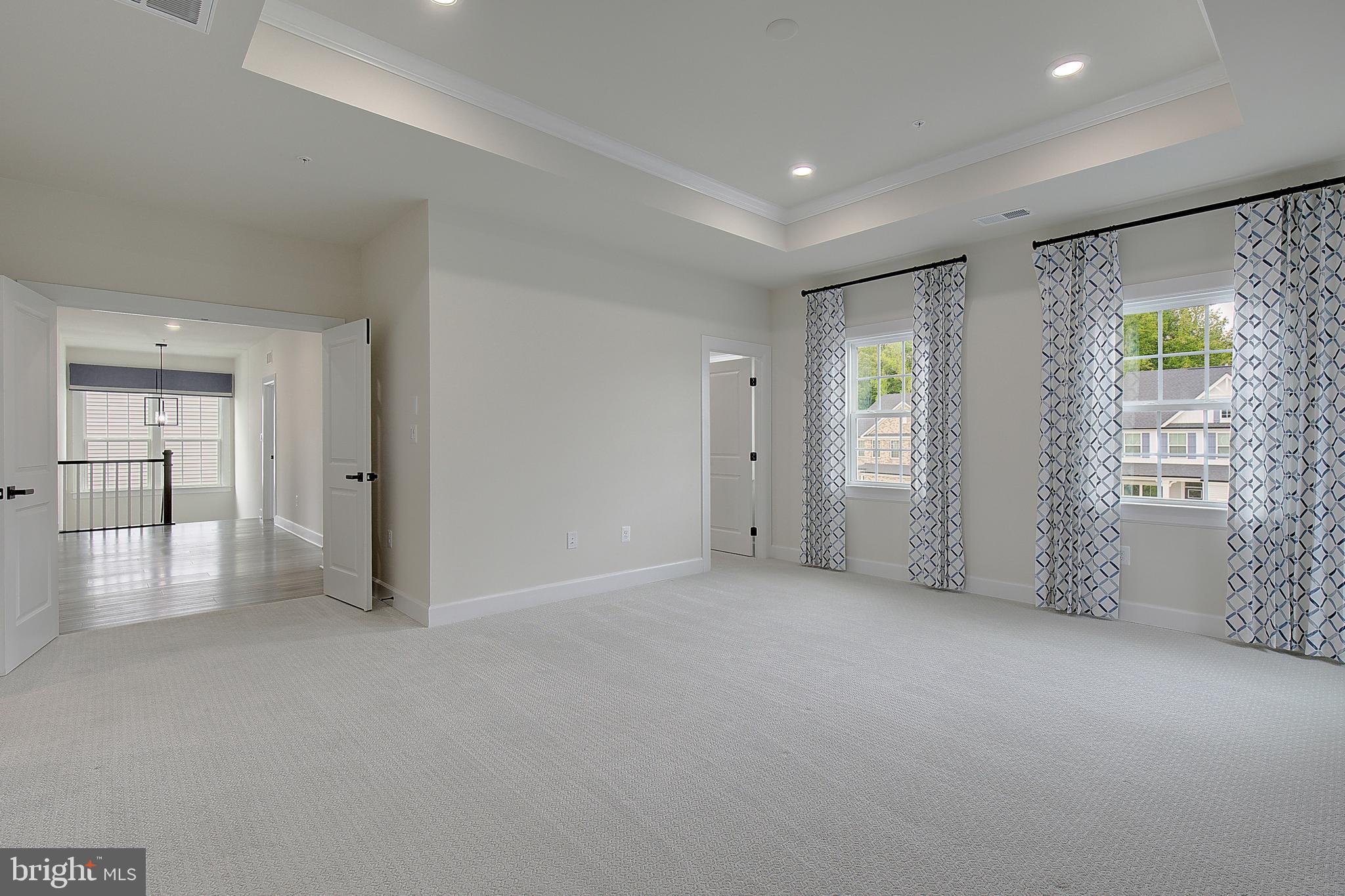 SOUTH LAKE - Residential