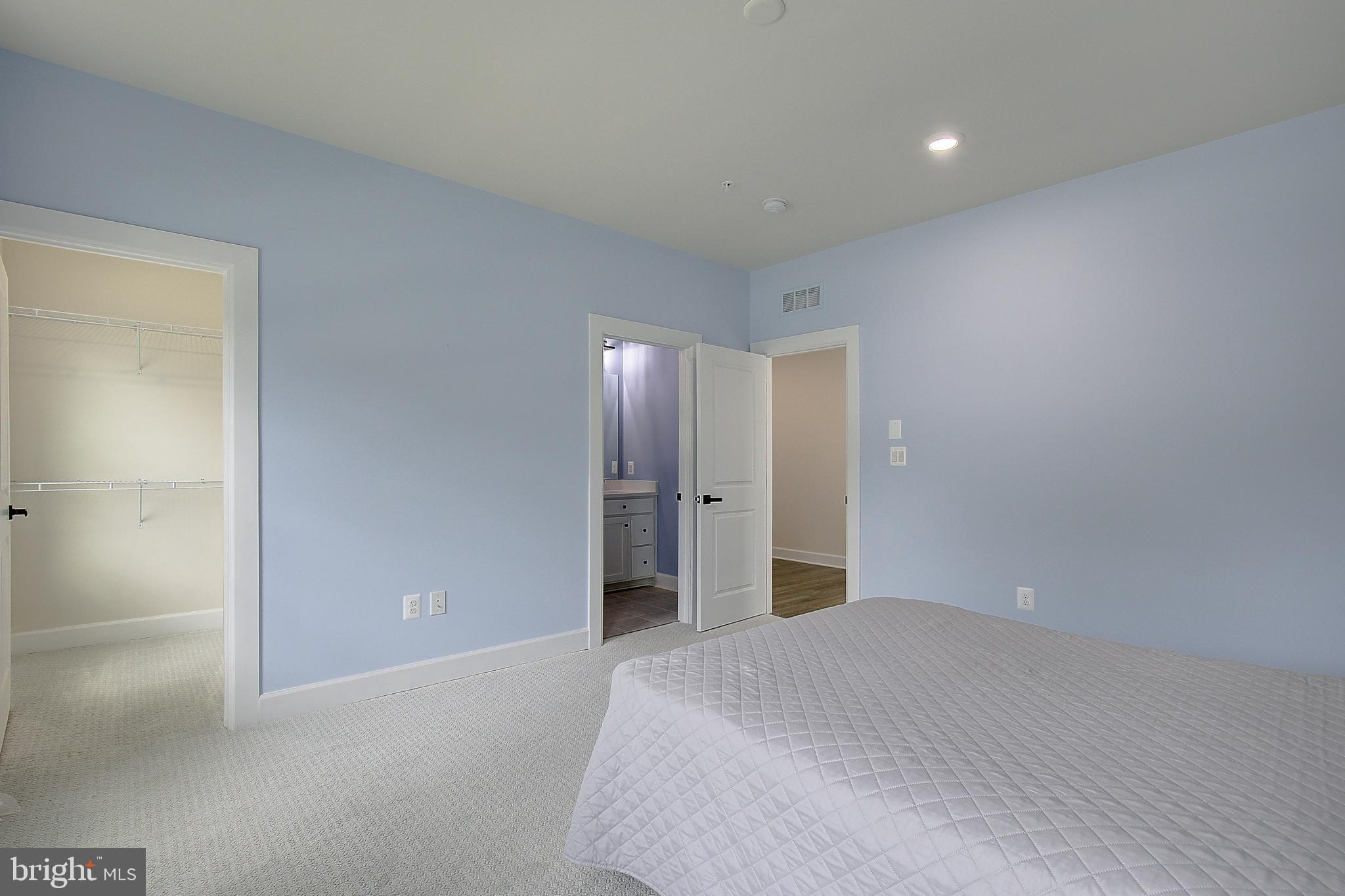 SOUTH LAKE - Residential