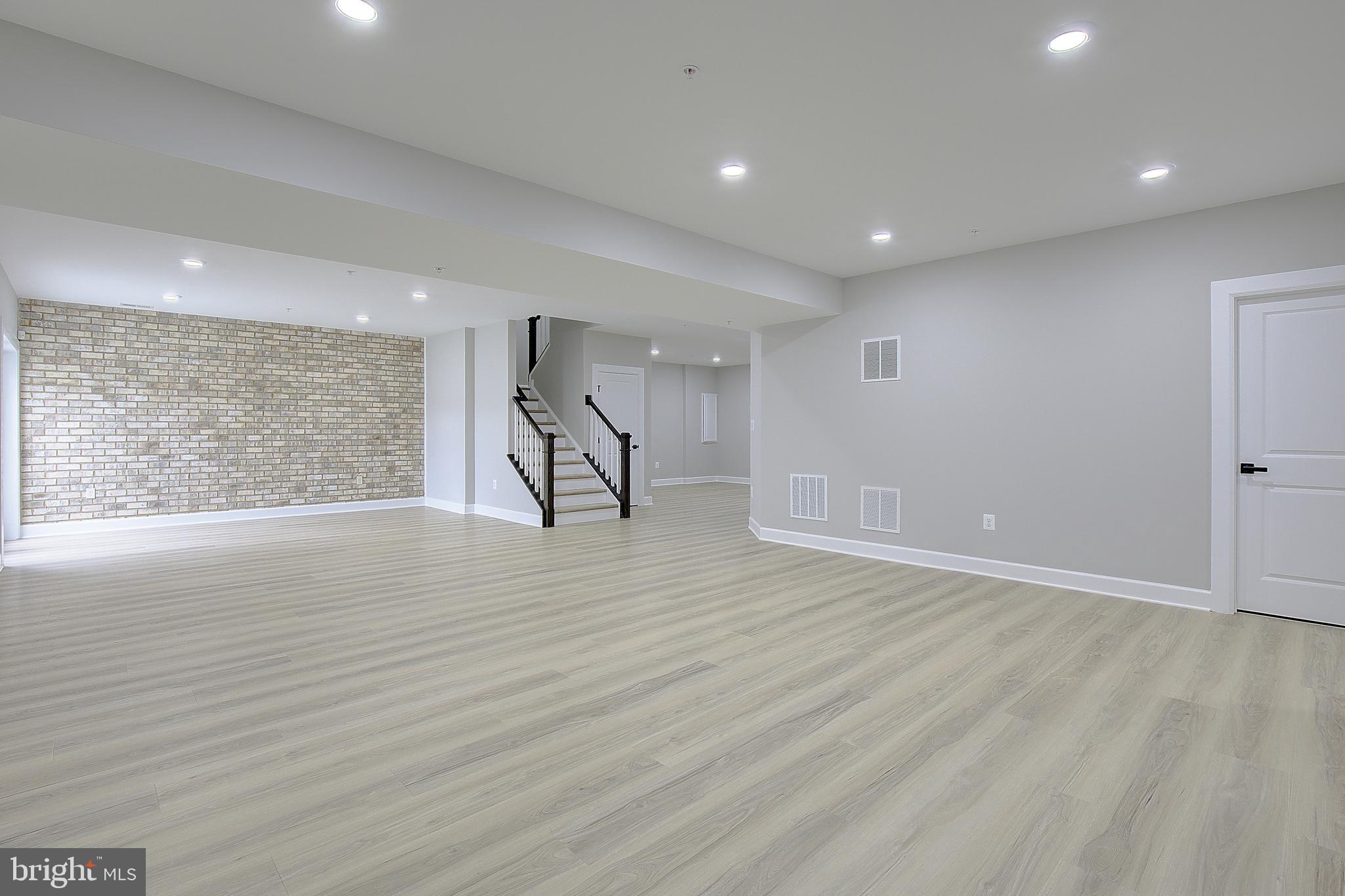 SOUTH LAKE - Residential