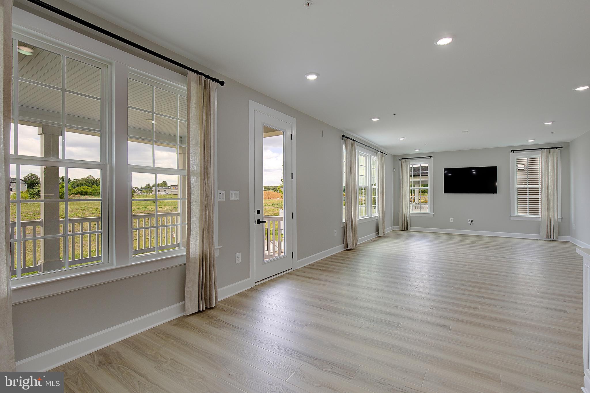 SOUTH LAKE - Residential