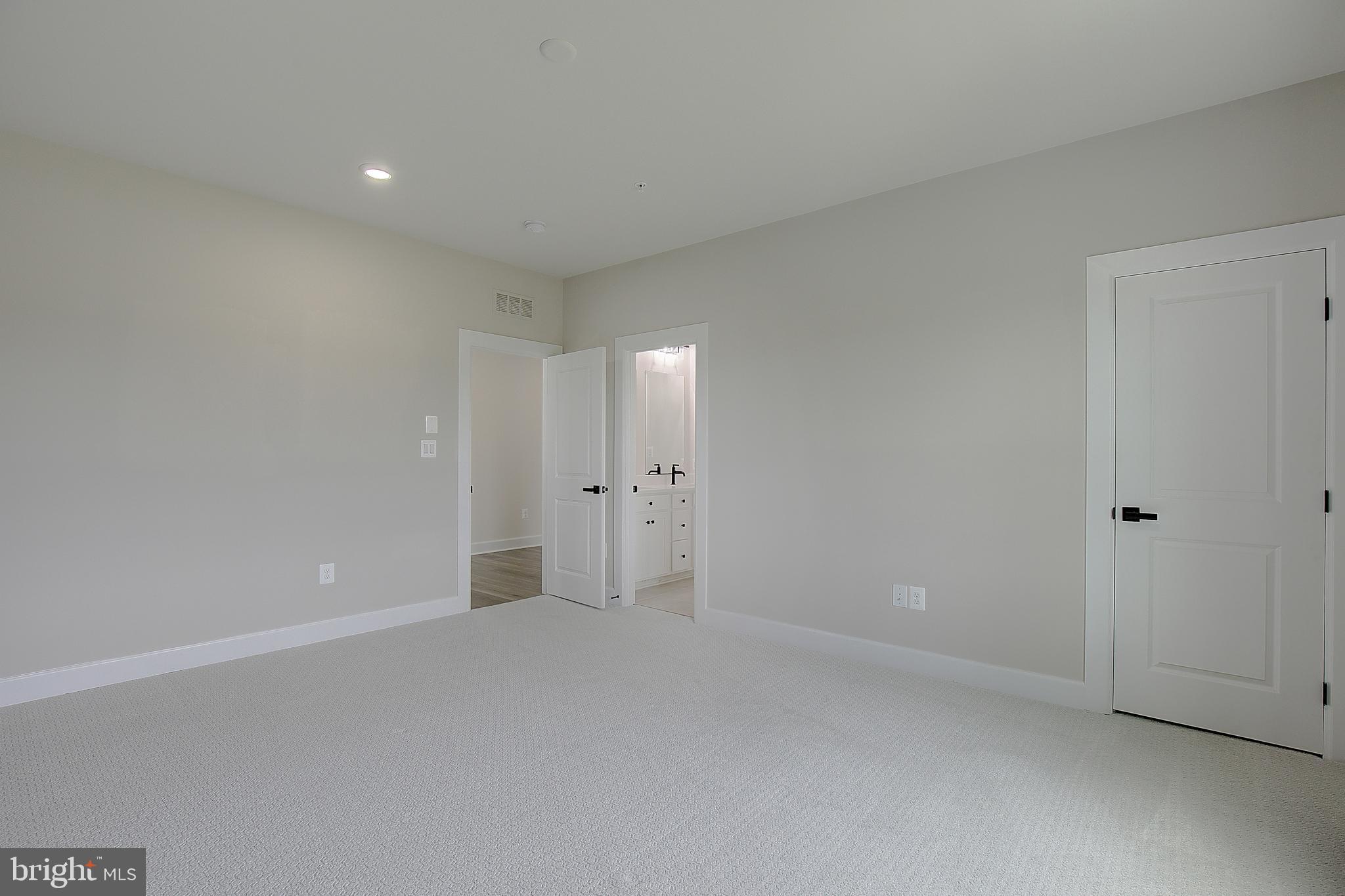 SOUTH LAKE - Residential