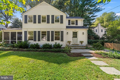 Photo of 5908 Cromwell Drive, BETHESDA, MD 20816 (MLS # MDMC2256272)