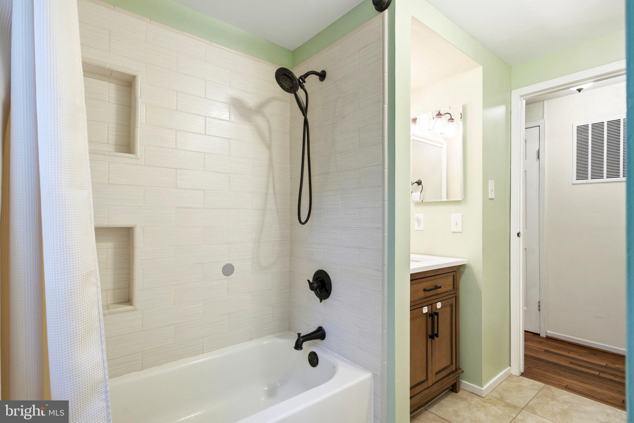 TRACYS LANDING - Residential