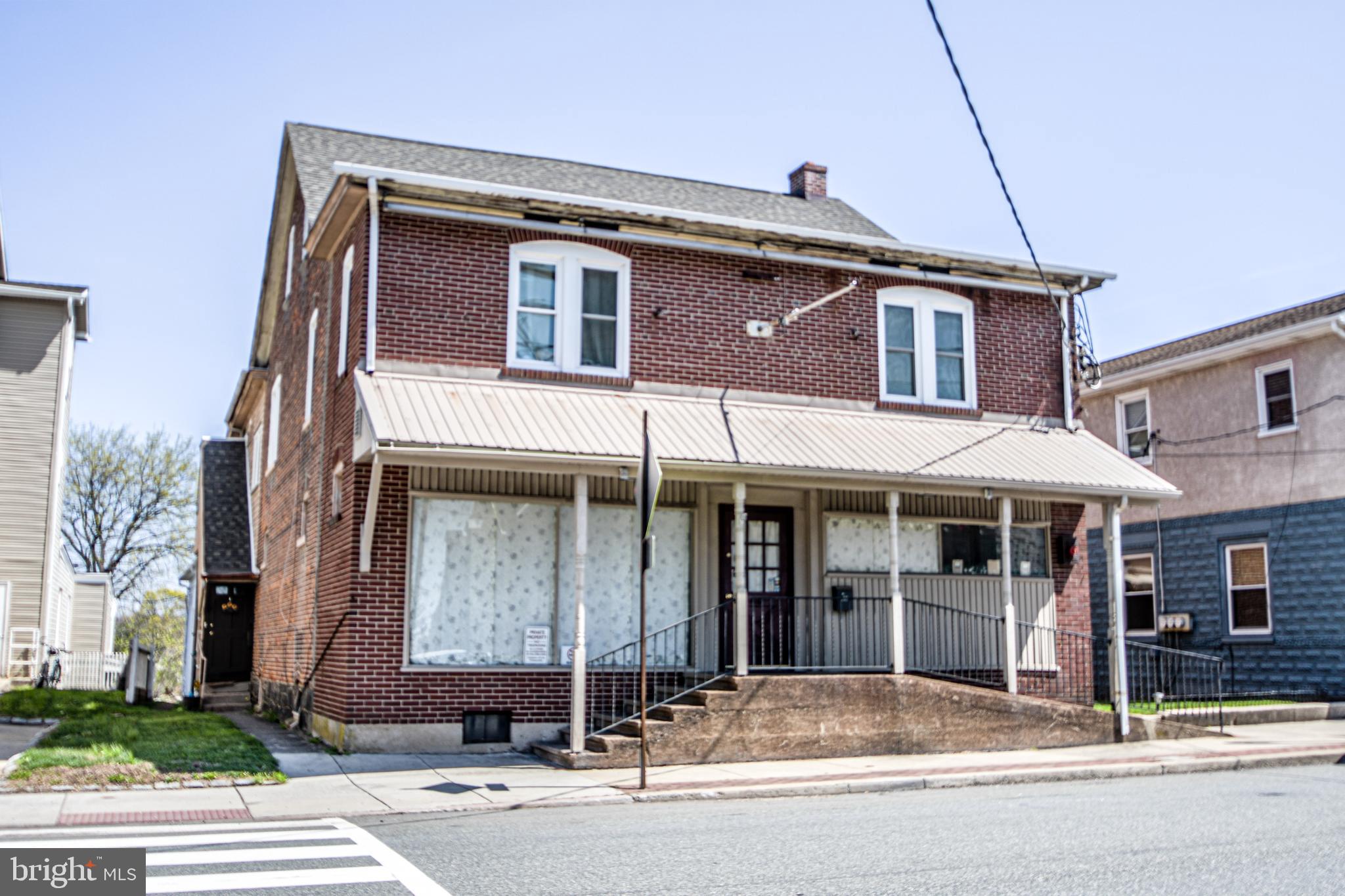 Main image without alt text