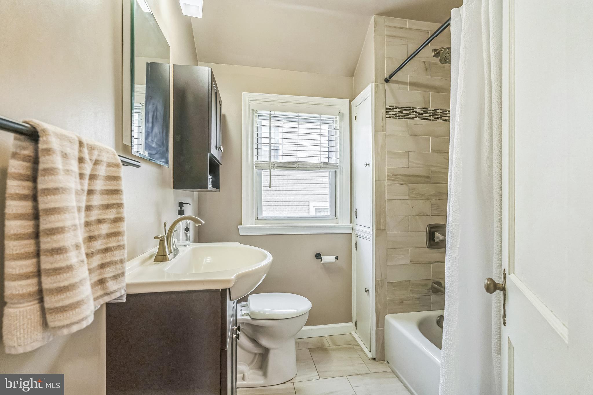 ROSLYN - Residential Lease