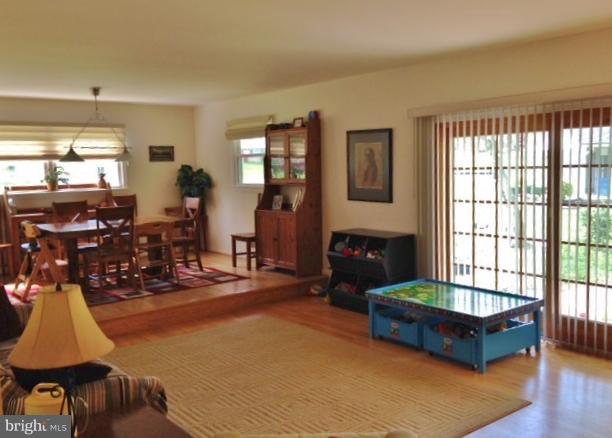 COUNTRY CLUB VIEW - Residential Lease