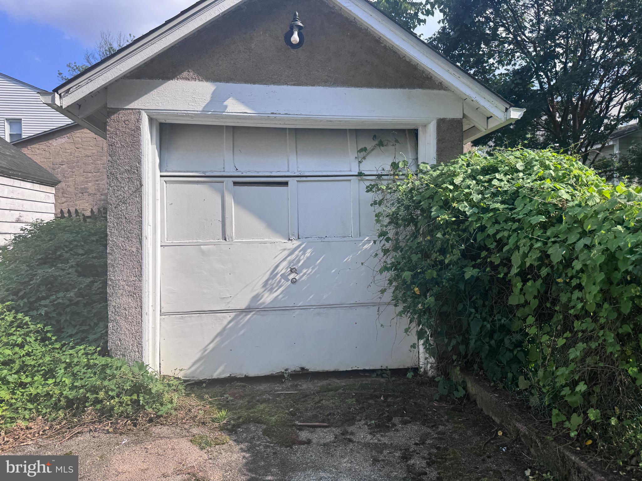 323 HATHAWAY LANE