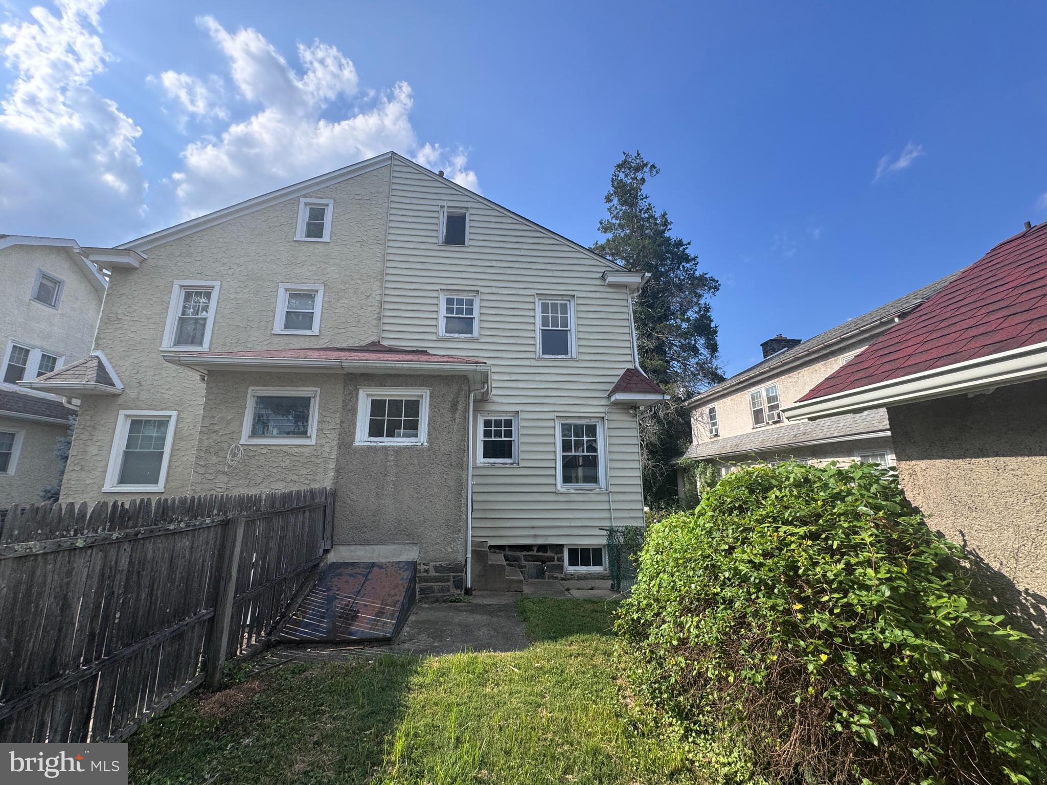 323 HATHAWAY LANE