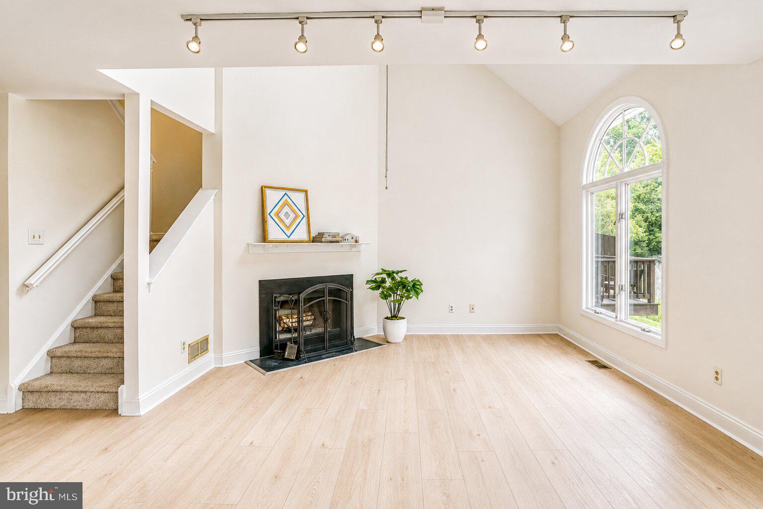 101 E THOMAS COURT