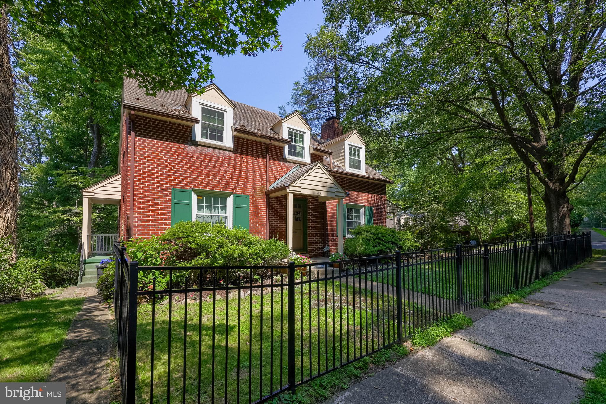 1216 OAK LANE