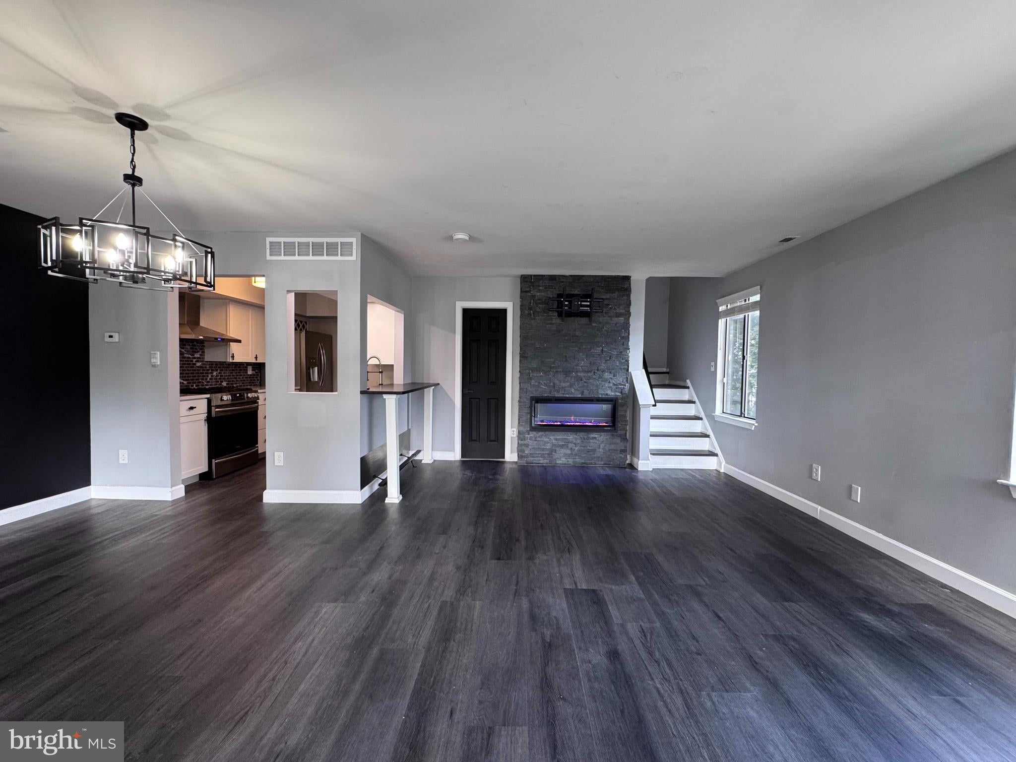1403 ROBERTS WAY