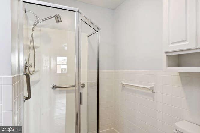 LODGE FOREST MANOR - Residential Lease