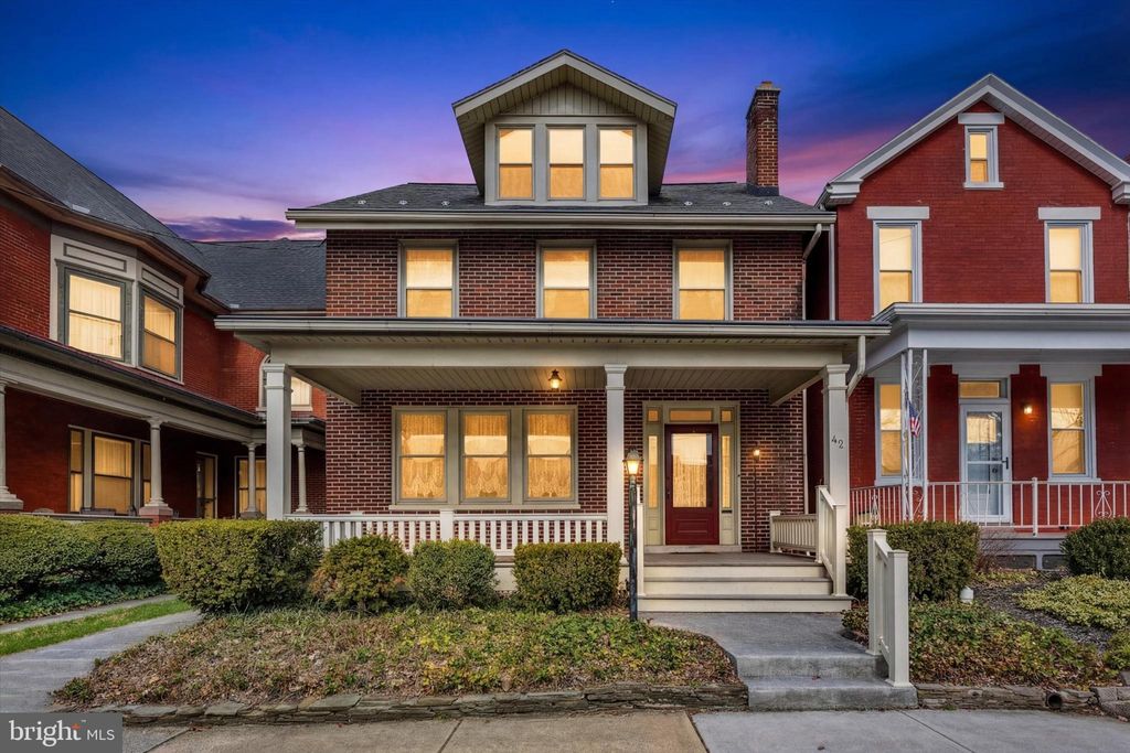 Photo of 42 Market Square, MANHEIM, PA 17545 (MLS # PALA2085268)