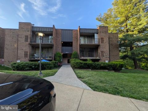 Photo of 7811 Dassett Court #204, ANNANDALE, VA 22003 (MLS # VAFX2309854)
