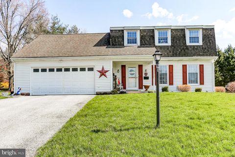 Photo of 91 SUNRISE BLVD, ELIZABETHTOWN, PA 17022 (MLS # PALA2032164)