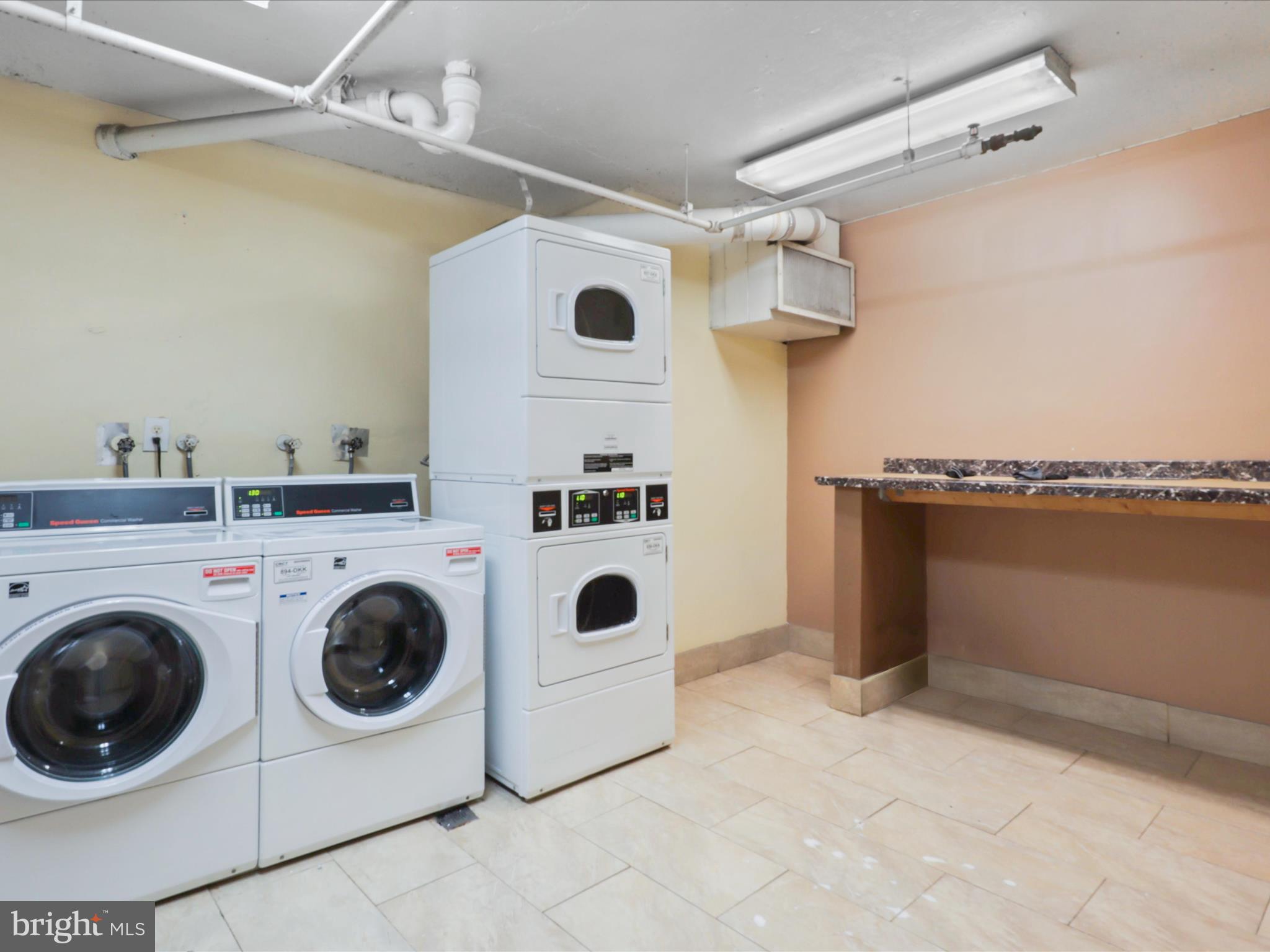 PRESIDENTIAL TOWERS - Residential