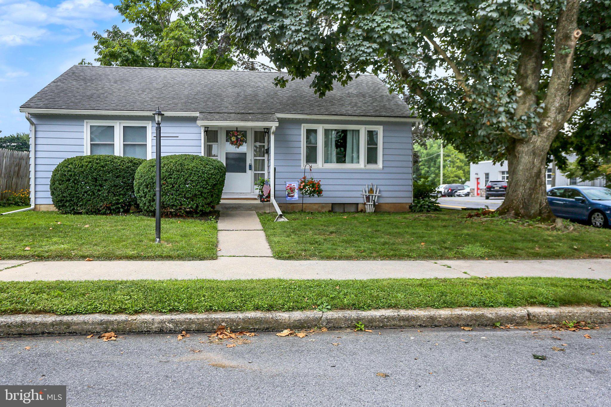 832 W MAPLE STREET