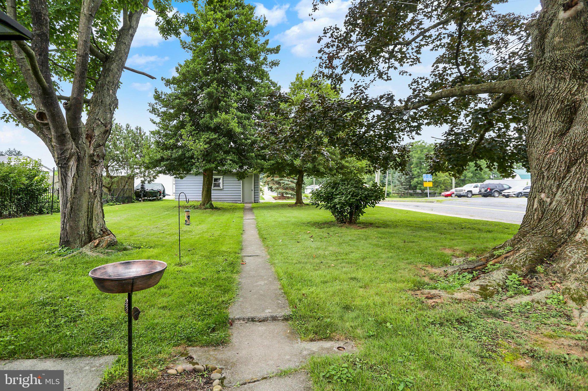 832 W MAPLE STREET