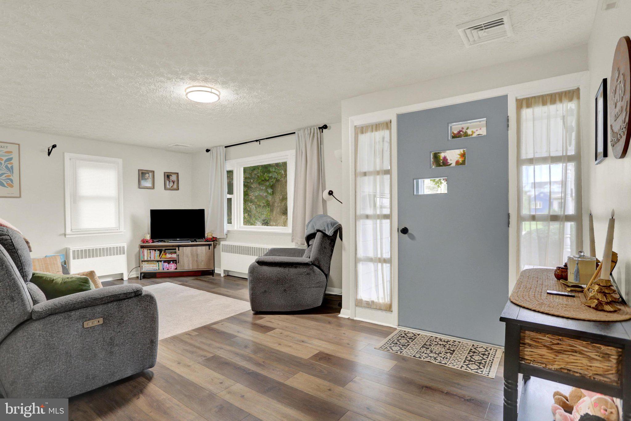 832 W MAPLE STREET