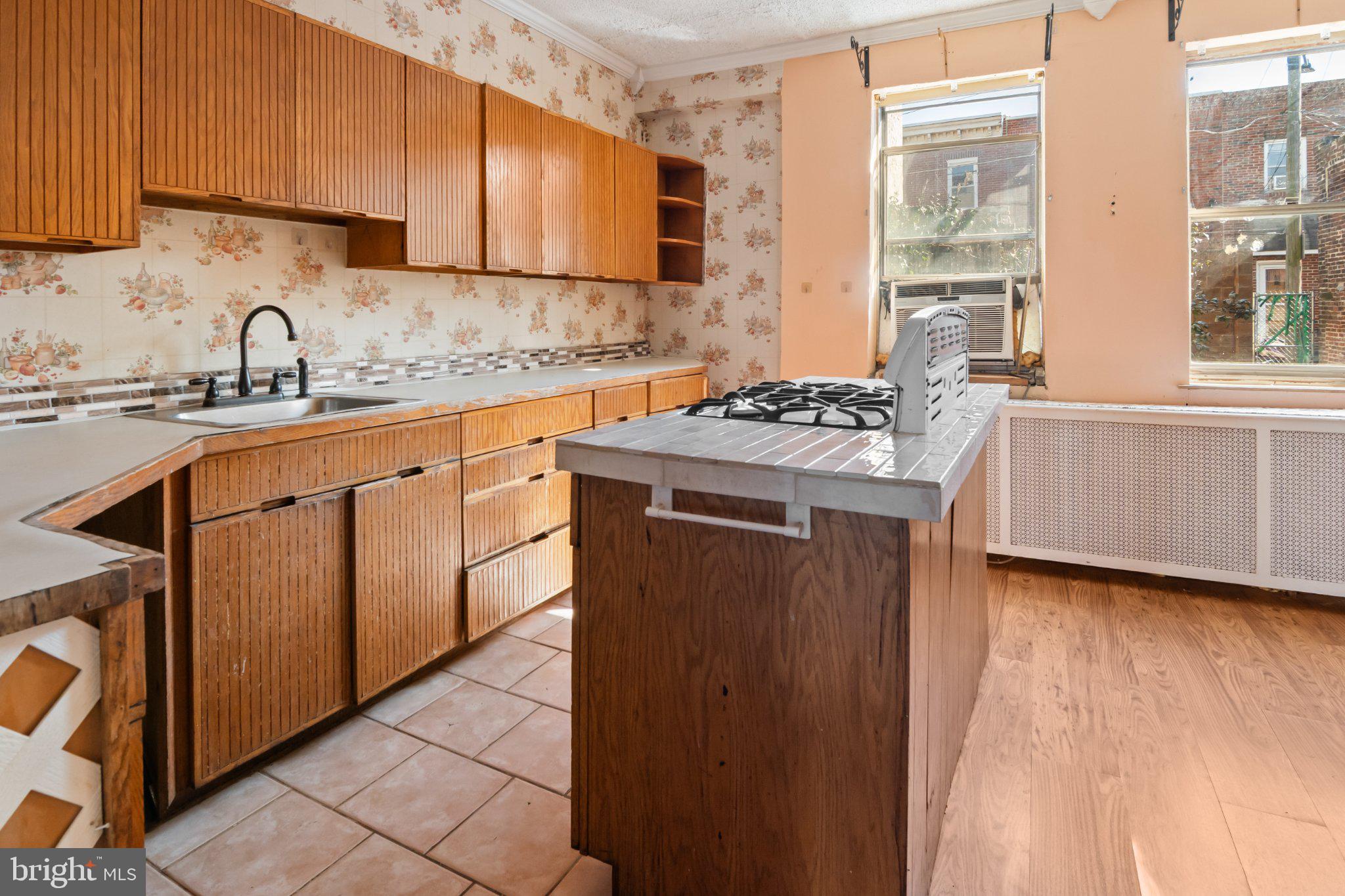 2637 1/2 - 2639 E THOMPSON STREET