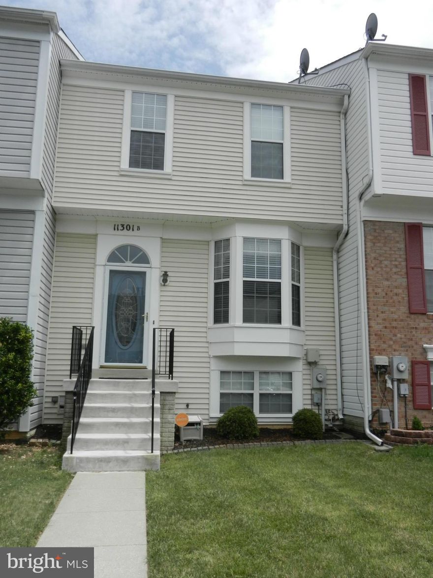 Awesome Location! Close to Shopping & for commuting!  3 Level town home w/ Elegant Hardwood Floors on main level & Stairs.  Living Room & Dining Room Combo that leads to deck to BBQ or just relax at end of the day!  Master Bath has tons of natural light w/ Dual Vanities,separate shower & soaking tub!  Family Room on lower level with Rec Room.  Storage area as well.  New Appliances and Fresh Paint!