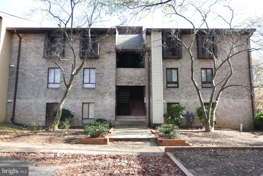 Lovely large 2 BR, 2 Baths in an end unit  in the heart of Reston. Minutes to Shopping, public transportation and the new silver line metro station. Gorgeous ceramic tiles, new carpet and fresh paint. large Walk-in closet and sliding door to a private patio, new dishwasher and new washer/dryer in unit. Enjoy Reston amenities (swimming pools, Tennis courts...Etc)