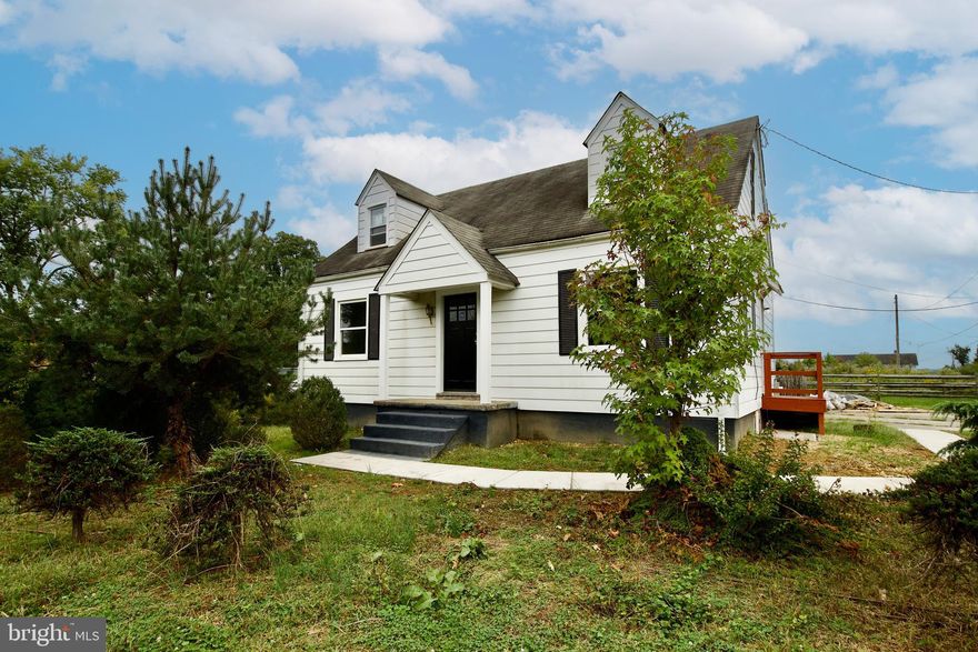 Recently renovated, new kitchen and new bathroom. Freshly painted. new water proof LVL flooring. New HVAC
Big beautiful Lot
minutes from ( VA / DC) Line.