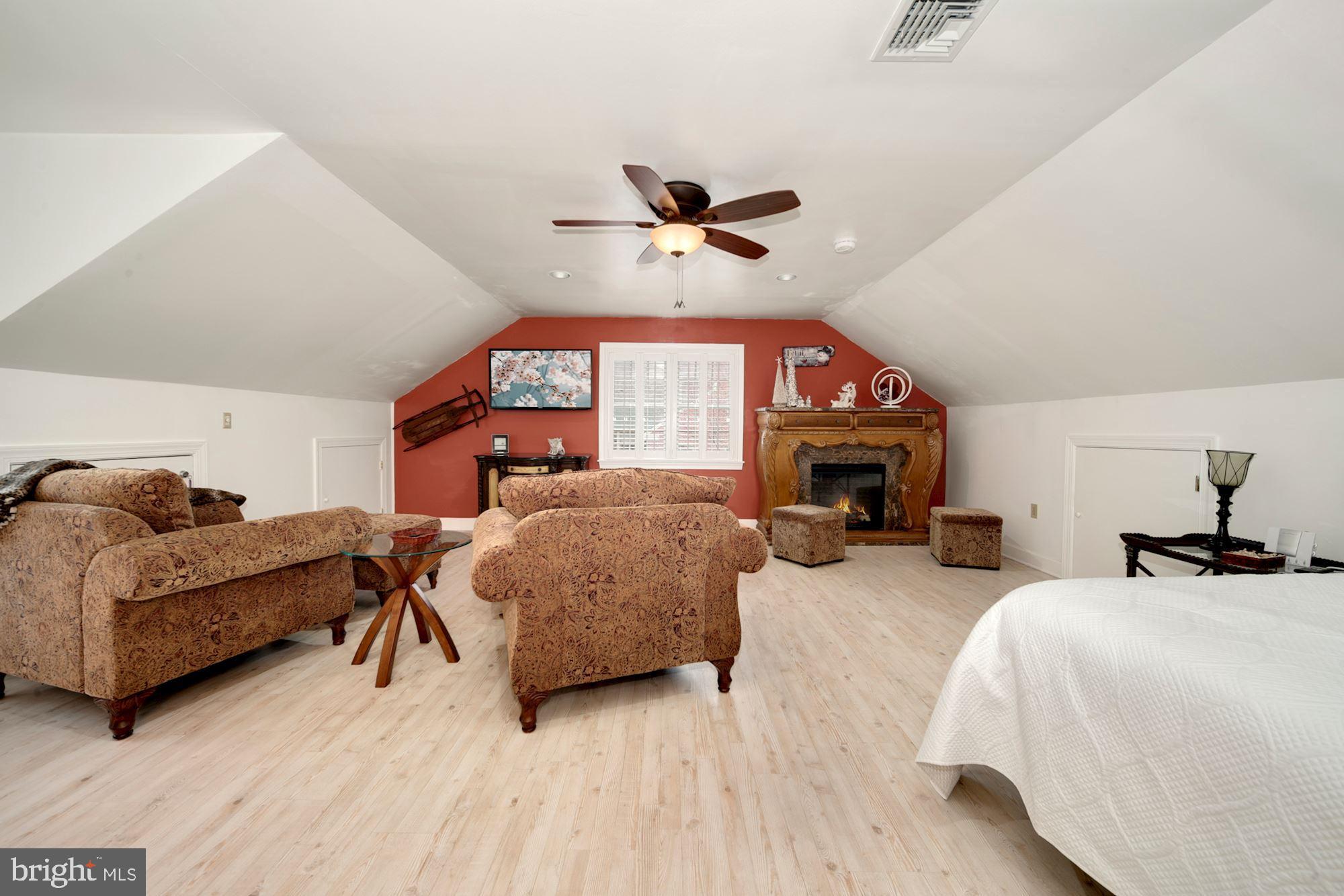 WHITETAIL MOUNTAINSIDE HOMES - Residential